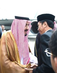 Raja Salman bersalaman dengan Presiden Jokowi / 