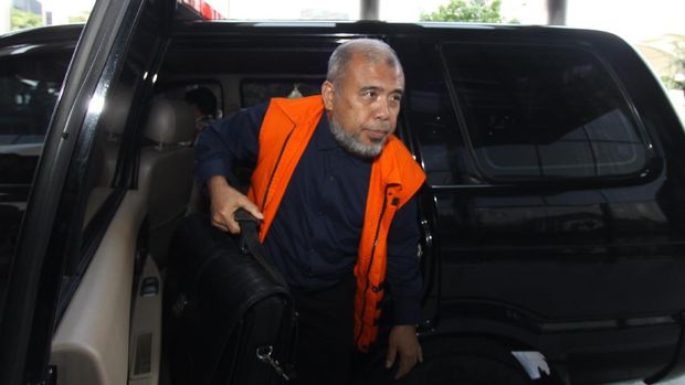 Mantan Hakim MK Patrialis Akbar bersiap menjalani pemeriksaan perdana di gedung Merah Putih, KPK, Jakarta.