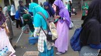 8 Remaja Putri Bersihkan Sisa Sampah di Halaman Masjid Istiqlal