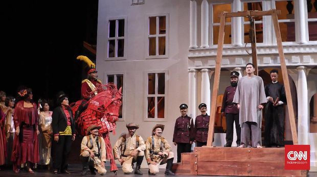 Teater Koma mementaskan Opera Ikan Asin.