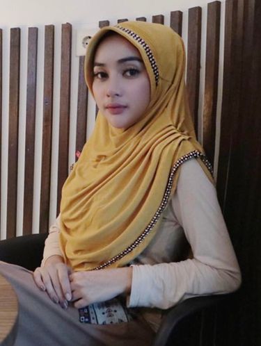 Foto: Cithatha, Si Cantik Berhijab yang Wajahnya Ada di 