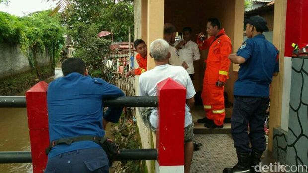 Seorang Ibu Hanyut di Petogogan, Petugas Sisir Kali Krukut