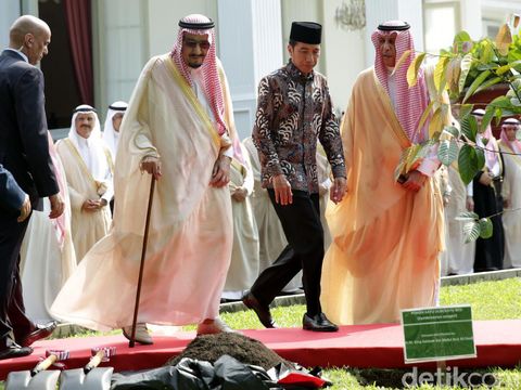 Raja Salam menanam pohon ulin di belakang Istana Merdeka