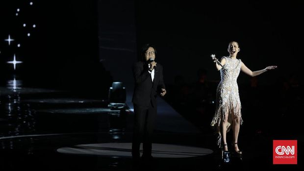 Unge menutup konser itu dengan nostalgia lagu hits yang membuat dia terkenal seantero Indonesia, Aku dan Dirimu bersama Ari Lasso, serta Cinta Pertama (Sunny).