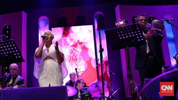 Dira Sugandi Jadi Tamu Spesial Orkes Jazz Belanda