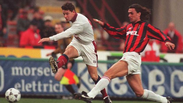 Paolo Maldini (kanan) menjuarai lima gelar Liga Champions ketika masih aktif bermain bersama AC Milan.