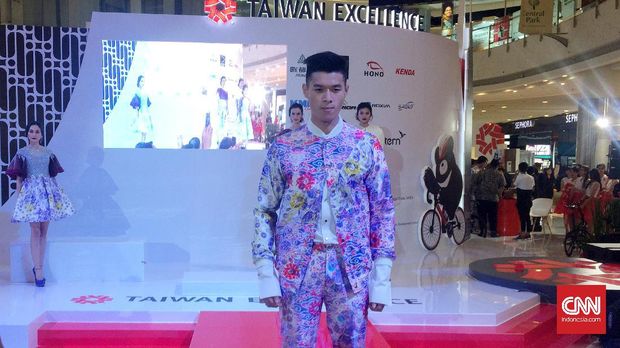 'Dewi Timur,' Koleksi Batik Taiwan ala Ivan Gunawan