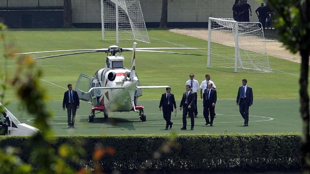Silvio Berlusconi hingga saat ini masih sering menggunakan helikopter untuk mendatangai markas AC Milan.