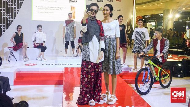 Ketika Ivan Gunawan Bermain-main dengan Batik