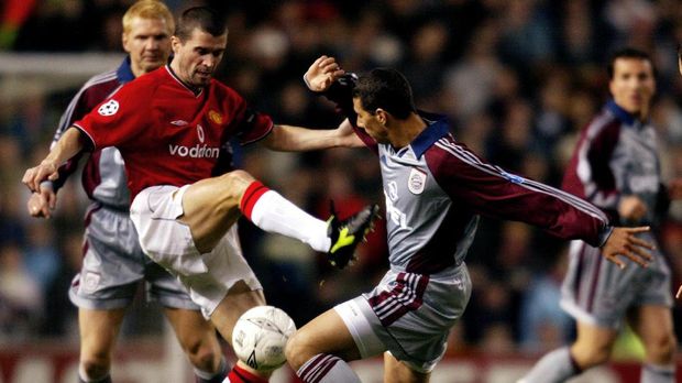 Roy Keane merupakan gelandang petarung yang kerap tampil habis-habisan di lapangan.