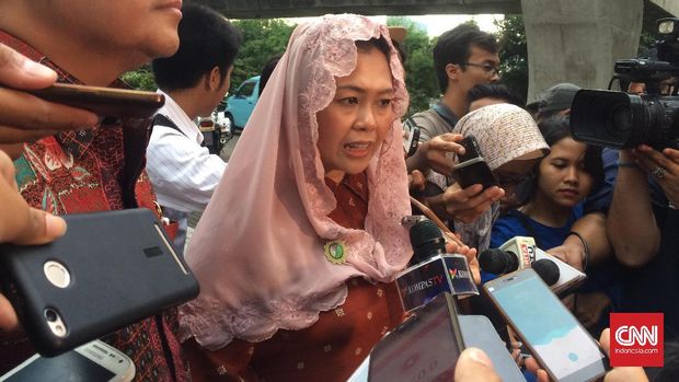Yenny Wahid Usai Mengikuti Pertemuan dengan Raja Arab Saudi Salman bin Abdulaziz Al Saud di Hotel Raffles Kuningan.