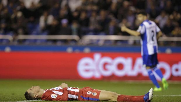Fernando Torres sempat pingsan dan tergeletak di lapangan, namun segera mendapat pertolongan pertama dari rekan setimnya.