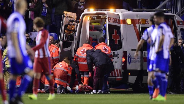 Fernando Torres langsung ditandu ke ambulans menuju rumah sakit terdekat.