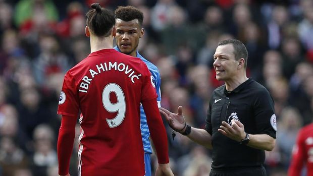 Wasit Kevin Friend tidak memberi Zlatan Ibrahimovic dan Tyrone Mings kartu merah.
