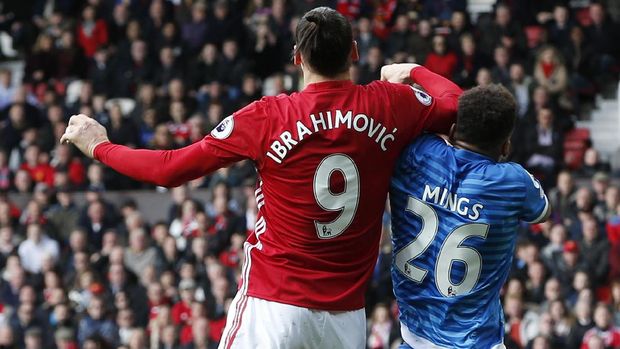 Zlatan Ibrahimovic menyikut pemain Bournemouth Tyrone Mings.