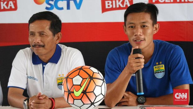 Henhen (kanan) berharap kontraknya diperpanjang Persib Bandung.