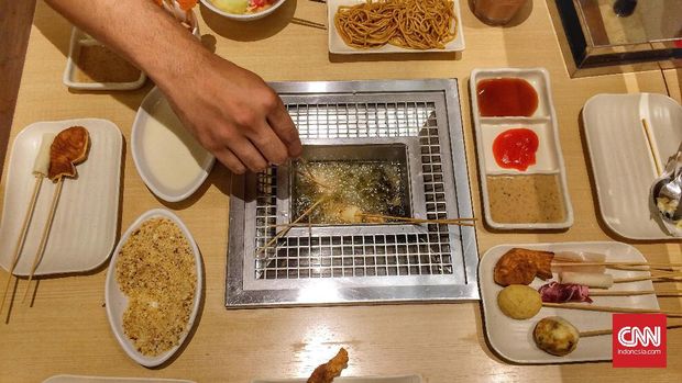 Berbagai olahan menu sate Jepang di Kushiya Monogatari.