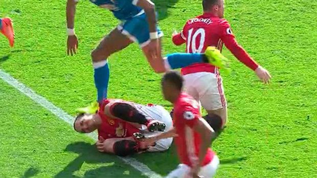 Soal Panasnya 'Duel' Ibrahimovic vs Tyrone Mings di Atas Lapangan