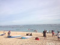 Suasana Pantai Pandawa ketika beberapa rombongan Raja Salman datang