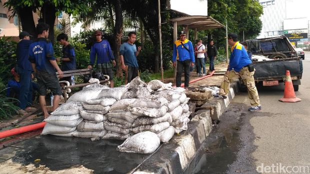 Usai Angkut Kabel, Pasukan Biru Bersihkan Lumpur di Gorong-gorong