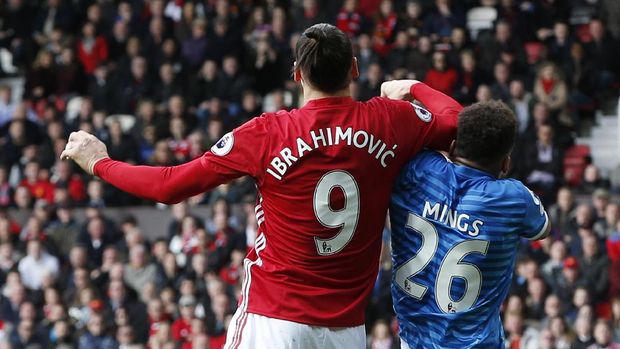 Soal Panasnya 'Duel' Ibrahimovic vs Tyrone Mings di Atas Lapangan