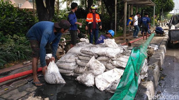 Usai Angkut Kabel, Pasukan Biru Bersihkan Lumpur di Gorong-gorong