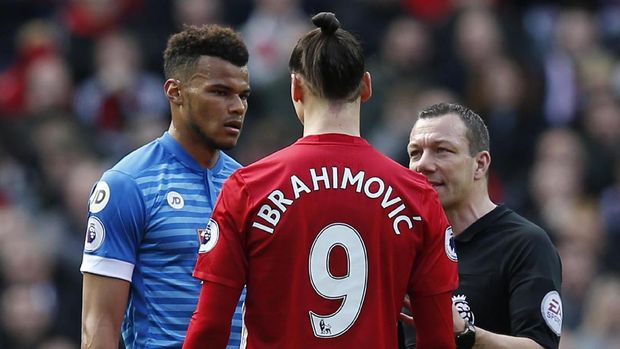 Soal Panasnya 'Duel' Ibrahimovic vs Tyrone Mings di Atas Lapangan