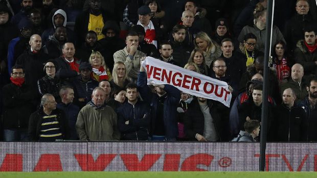 Spanduk meminta Arsene Wenger dipecat terlihat di Stadion Anfield.