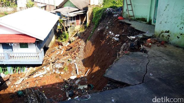 Tebing Sekolah Dasar di Sukabumi ambruk. 