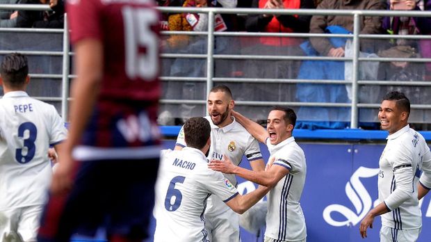 Para pemain Real Madrid merayakan gol Karim Benzema saat melawan Eibar.
