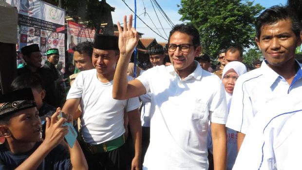 Didukung Jawara di Jakbar, Sandiaga Pamer Jurus Silat