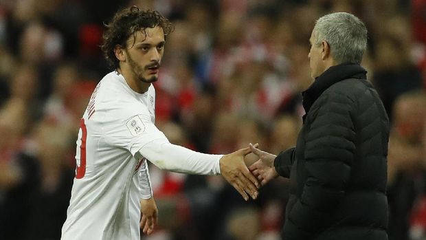 Manolo Gabbiadini bersalaman dengan Jose Mourinho.