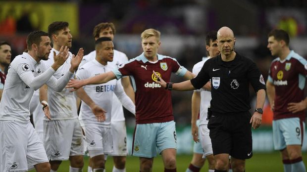 Anthony Taylor mengeluarkan keputusan kontroversial saat Swansea melawan Burnley.