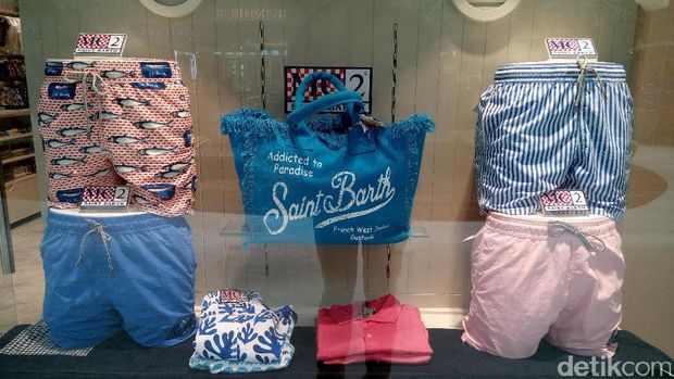 Aneka barang bermerek di Seminyak Village (Ardan/detikTravel)