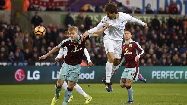 Fernando Llorente mencetak dua gol sundulan melawan Burnley.