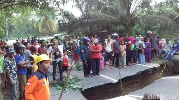 Diguyur Hujan, Jalan Nasional di Kampar Riau Amblas