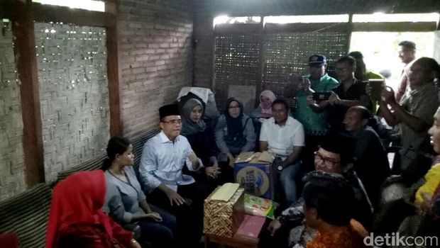 Bupati Anas Temui Warga Sakit dan Kurang Mampu di Banyuwangi