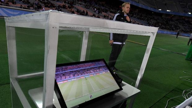 Sistem VAR ketika digunakan di Piala Dunia Antarklub 2016.