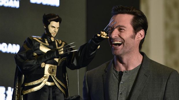 Hugh Jackman mendapat tantangan bermain bulu tangkis dari Viktor Axelsen.