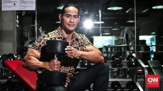 Ade Rai pernah menjadi atlet bulutangkis sebelum menggeluti binaraga.