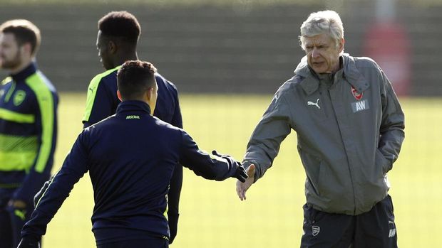 Arsene Wenger dan Alexis Sanchez bersalaman jelang melawan Bayern Munich.
