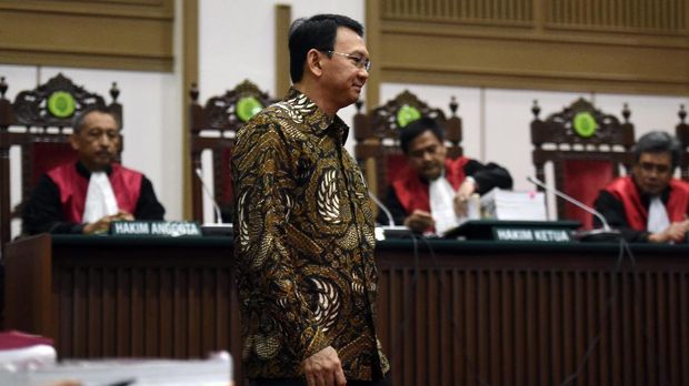 Pengacara Ahok menyatakan SBY sempat menelepon petinggi MUI terkait dengan penerbitan fatwa soal penistaan agama terkait kasus Ahok.