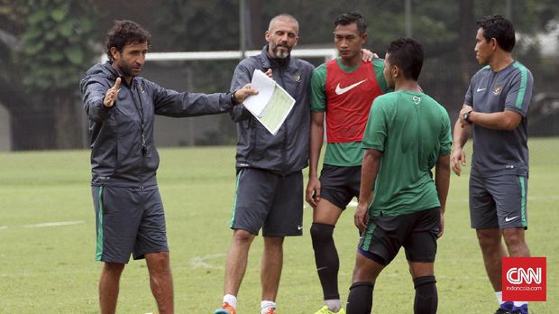 Hansamu Yama (tengah) menjadi salah satu pemain yang selalu dipanggil Luis Milla pada tiga kali seleksi.   