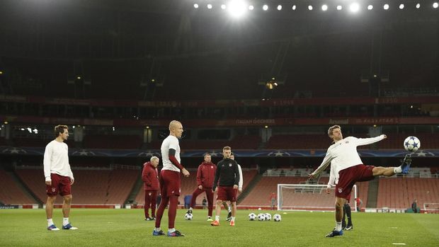 Bayern Munich berlatih di Stadion Emirates. Bayern memiliki modal berharga di leg kedua.