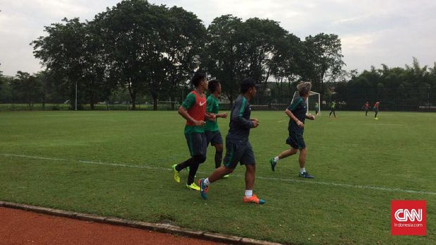 Hanif Abdurauf Sjahbandi dan Febri Hariyadi menjalani latihan terpisah dan hanya lari-lari ringan di pinggir lapangan.