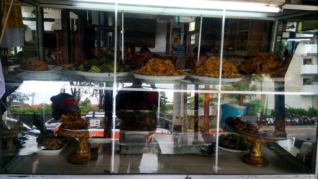 Deretan makanan yang tersedia di Warung Ibu Oki (Ardan/detikTravel)