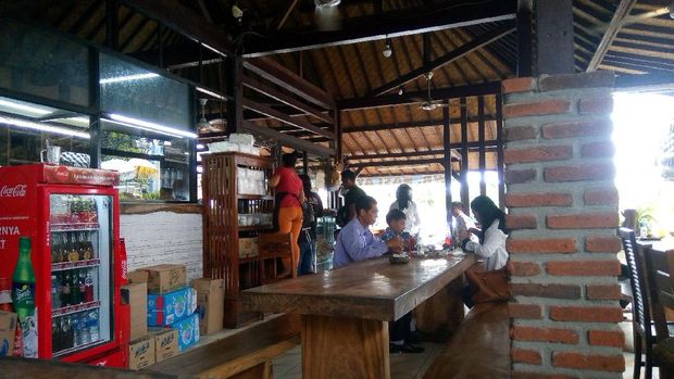 Suasana warung nasi ayam Ibu Oki (Ardan/detikTravel)