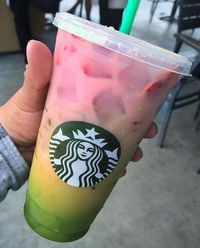 Meracik minuman starbucks warna  warni bikin repot barista 