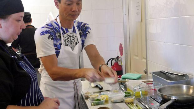 Para penerima asyik memasak dibimbing oleh ajun chef (Wahyu/detikTravel)