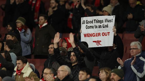 Para fan Arsenal mengakat spanduk mendesak Arsene Wenger segera hengkan.